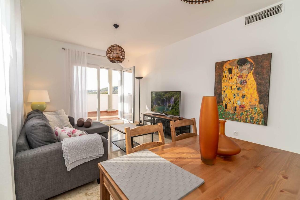 شقة Recently Decorated 2Bdr Penthouse In فوينخيرولا المظهر الخارجي الصورة