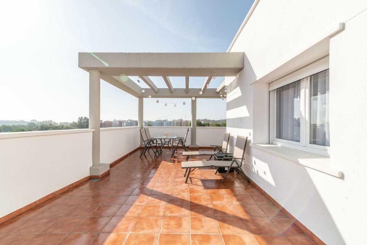 شقة Recently Decorated 2Bdr Penthouse In فوينخيرولا المظهر الخارجي الصورة