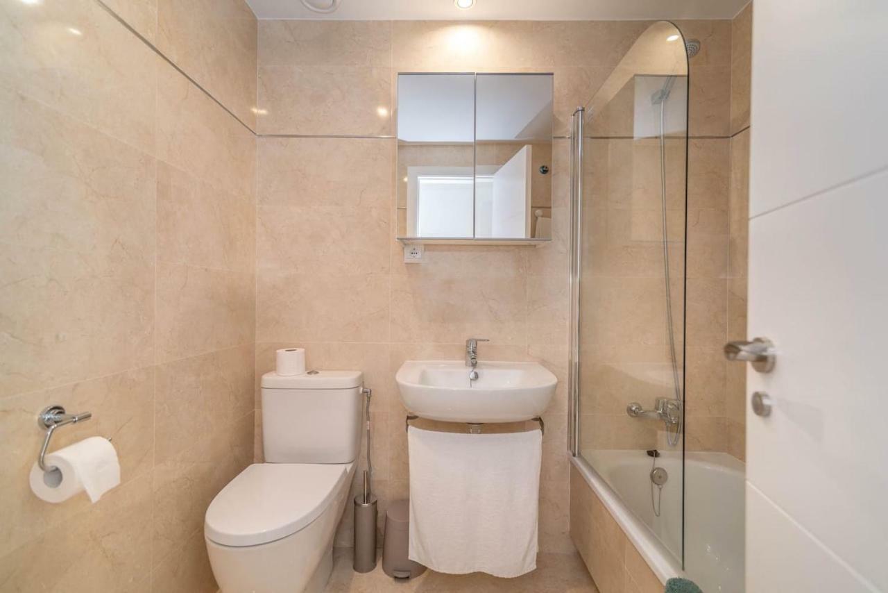شقة Recently Decorated 2Bdr Penthouse In فوينخيرولا المظهر الخارجي الصورة